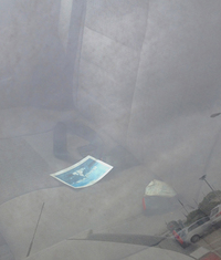 リアシートには、退色した絵はがきが残る。