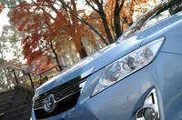 エンジンフードを一段高くすることで、厚みのある堂々としたフロントマスクを表現したという。