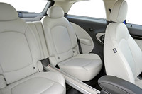 リアシートは左右独立式。「クロスオーバー」と同様に、カップホルダーなどを固定できるセンターレールが用意される。