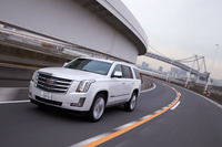 米国では2016年モデルの「エスカレード」のトランスミッションは8段ATだが、日本仕様では6段ATのままとなっている。