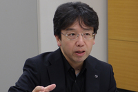 パワートレイン開発本部の新畑耕一さん。