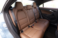 リアシートにはオプションでセンターアームレストとアームレストスルー機構が設定される。ただ、アームレストを開いた際、背もたれのくぼみにセンターヘッドレストのステーが見えてしまうのが残念。
    