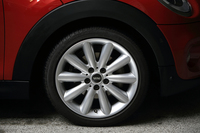 「クーパー」の足まわりは175/65R15サイズのタイヤに減衰力固定式のダンパーの組み合わせが標準だが、テスト車にはオプションの205/45R17サイズのタイヤと可変ダンパーが装備されていた。
    