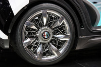 氷をイメージしたモチーフは、ホイールにも反復されている。