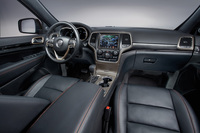 「グランドチェロキー 75thアニバーサリーエディション」のインテリア（内装色は「ブラック」）。