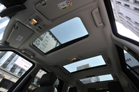 サンルーフは、3列のシートそれぞれの頭上に設けられている。
    