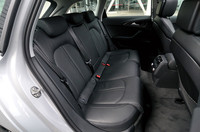 リアシートは6：4分割の可倒式。3リッターモデルにはシートヒーターが標準装備されるが、2.8リッターではオプションとなる。