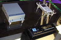 【写真上】カーオーディオ関係のニュースのみを取り上げる『CES Mobile』がCES期間中に配布されるが、ここでも「iPod」対応が話題に。【写真下】アルパインは既に日本仕様の「KCA-420I」（1万500円）を発表済み。発売は3月下旬の予定。