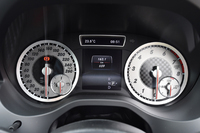 左が速度計で、右がエンジン回転計。動力性能は0-100km/h加速が6.5秒で、最高速が240km/h（欧州仕様の場合）。