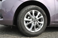 ディーゼルの「ツーリング」グレード以外には、185/65R15サイズのタイヤが装着される。事実上のデミオの標準サイズ。