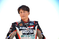 谷口信輝（たにぐち のぶてる）
	1971年生まれのレーシングドライバー。「トヨタ・アルテッツァ ワンメイクレース」を皮切りに、30歳で本格的にレース活動を開始。以来、スーパー耐久のST1クラスやSUPER GTのGT300クラスでチャンピオンを獲得するなど、国内のレースで数々の勝利を重ねる。