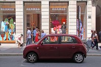 ミラノのモンテナポレオーネで。「ダイハツ・トレビス」はエルメスの前に止まっていた。