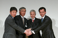 左から、岡山国際サーキットの細井大志朗取締役支配人、横浜ゴムの南雲忠信社長、FIAのファビオ・ラヴァイオリ氏、WTCC放送権を持つユーロスポーツのフランソワ・リベイロ氏。WTCC日本開催に向けて協力を誓う。