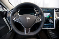 テスラのエンブレムである「T」のマークが配置されたステアリングホイール。センターパネルには17インチの縦型タッチスクリーン。ここでほとんどすべての操作が可能なため、インパネまわりにハードスイッチがほとんどない。