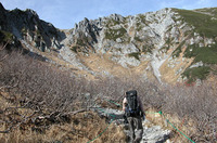 稜線までは、時間、距離にするとさほどではないが、斜面が急なため、キツイ。