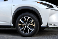 タイヤサイズは235/55R18（前後とも）。