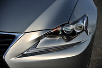 ヘッドランプには、プロジェクター式ディチャージ仕様の1眼式と、LED仕様の2眼式（写真）がある。矢じりを思わせる別体のパーツはLEDクリアランスランプ。