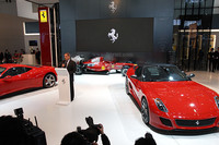 プレスカンファレンスで挨拶をする、フェラーリのアメデオ・フェリーザCEO。