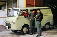 1960年に登場した「日野コンマース」。モノコックボディーに前輪駆動という、当時の国産商用車としては非常に先進的なメカニズムを採用したワンボックス車。写真のバンのほか、ワゴンやミニバスなどもあった。エンジンは「4CV」用を拡大した836ccで、後に「コンテッサ900」用の893ccに換装した。