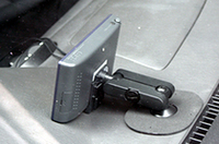 固定用のアームもコンパクト設計。アーム中央の一箇所を占めれば、本体側と根本側の両方を固定できる設計。ナビ本体をアームから外すのもワンタッチでできる。