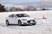 前後軸の重量配分は48：52と発表されている。