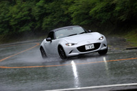 ND型「ロードスター」には、デュアルピニオン式の電動パワーステアリングが装備される。
    