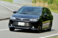 しっかりとした足取りで右コーナーから立ち上がる「カローラフィールダー1.5G“W×B”」。