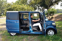 フロントから見ると、「N BOX」との区別がつかないが、荷物をたくさん積んで出掛ける楽しいイメージを表現するために、「N BOX＋」にはルーフのカラーが異なる「2トーンカラースタイル」がラインナップされる。