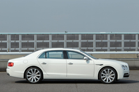 フロントオーバーハングの長さがわかるサイドプロフィール。フロントのホイールアーチとフロントドアの間の距離が、純然たる後輪駆動ではないことを悟らせる。