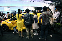 こちらはルノーのブース。クルマと同じ黄色い服のコンパニオンが、熱心に商品説明を行う。