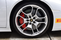 タイヤサイズはフロントが245/30ZR20、リアが305/30ZR20。