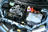 
    エンジンやモーター、動力分割機構などは基本的に「トヨタ・アクア」と共通。システム全体では100psの最高出力を発生する。
    