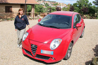 ガブリエラさんと「アルファ・ロメオ ミト JTD ターボディーゼル」。彼女が管理人を務めるアグリトゥリズモ「ポッジョ・ディ・モンテドーロ」の庭にて。
