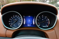 左に速度計、右にエンジン回転計をレイアウトする2眼式のアナログメーター。その間にある液晶画面には、さまざまな車両情報が表示される。
    