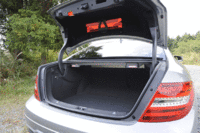 フル乗車時の荷室容量は、ワゴンと同じでセダンより10リッター多い、450リッター。リアシートを倒してスペースを拡大することも可能。（写真をクリックするとシートの倒れるさまが見られます）