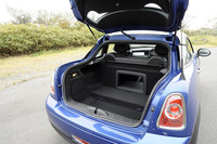 大きく開くリアゲート。後席がない分広い荷室は280リッターの積載容量を確保。トランクスルー機能が付き、少々長いものでも収納できる。