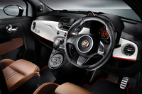 
	「アバルト500C」のインテリア。シフトレバーの代わりにボタンが配置される。変速はステアリングのシフトパドルで行う。