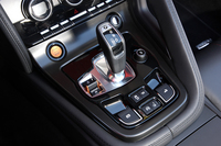 トランスミッションは8段AT。「XK」などとは違い、ダイヤル式ではなくレバー式のセレクターが備わる。
    