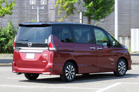 新型「セレナ」の外装色には単色に加えてツートンカラーも設定されている。写真は「マルーンレッド」と「ダイヤモンドブラック」のツートン。