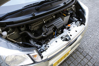 FFの自然吸気で29.0km/リッター（JC08モード）のカタログ燃費を実現した「KF型」エンジン。CVTについても、低粘度フルードの採用やハイギア化などの改良がなされている。