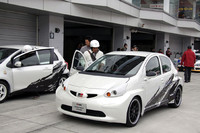 プロドライバーの駆るオフィシャルカーとGAZOO Racingのマシンに乗ることができる「同乗体験走行」。写真は2010年1月の東京オートサロンでデビューした、「トヨタ・アイゴ」をベースとする「FRハッチバックコンセプト」に同乗する権利を抽選で引き当てた幸運な来場者。