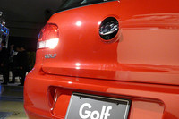 ギアをリバースに入れるとエンブレムから顔を出す「リアビューカメラ」は、HDDナビとのセットオプション。