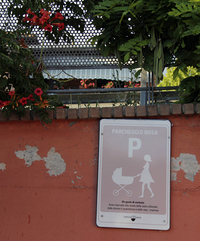 
    【写真3】シエナ市役所による【写真2】と同じ内容のサイン。こちらのほうがわかりやすいが、いずれも女性をイメージさせるピンクは、強い太陽のもと日々退色してゆくのが心配だ。
    