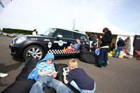 公式スポンサーとして、クッション・メーカーのファットボーイ、ゲーム・メーカーのウィー、ファッション・ブランドのリプレイ、オーディオのハーマン・カードンなどが特設ショップを出していた。