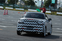 試乗は東京・台場の駐車場に作られた、特設コースで行われた。