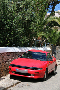 1980年代の後半の「トヨタ・セリカ」も生きていた。上の「プント」とともに、カスカイスにて。