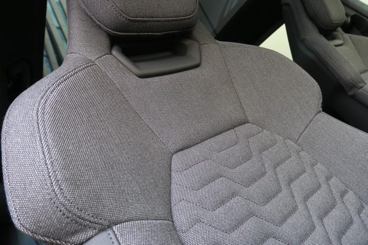 展示車にはリサイクル素材を多用し、レザーを排したオプションの「レザーフリーパッケージ」が採用されていた。