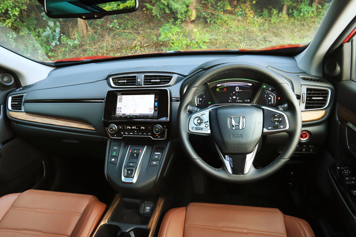 「ハイブリッドEX・マスターピース」のインストゥルメントパネル。レザー調のソフトパッドとウッドを模したパネルのコンビネーションは、全グレード共通。