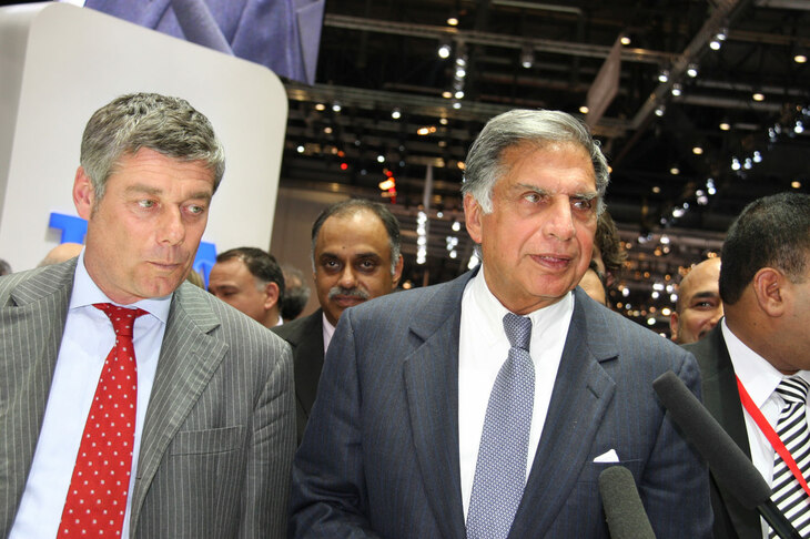 2009年3月、タタのラタン・タタ会長（当時、右）と。ピニンファリーナはマヒンドラの傘下となる前、まずはタタ社との協力関係を多方面で模索していた。