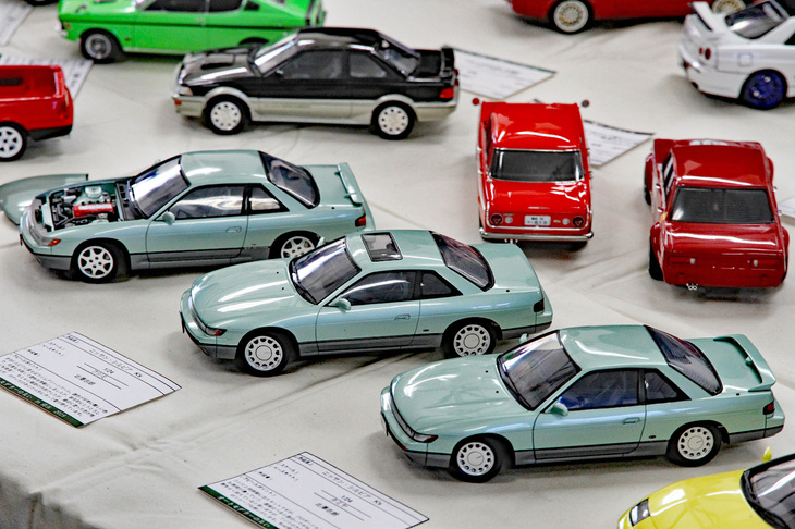 プロモデルフィニッシャーの北澤志朗氏によるS13「日産シルビア」3部作。キットは手前からタミヤ、フジミ、アオシマで、北澤氏いわく「いずれもS13の特徴をよくつかんでいるが、タミヤはシャープ、フジミはふくよかな感じ。アオシマはS15とシャシーが共用のためボディーが若干長いが、3車の中で唯一エンジンが表現されており、前期型にも後期型にもできる」とのこと。